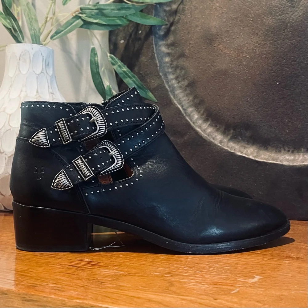 FRYE Ray Western Deco Shootie Double Buckle Black Leather Ankle Boot Silver